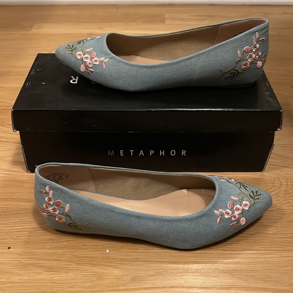 NWT brand new in box denim embroidered flats with flower details - Picture 2 of 6